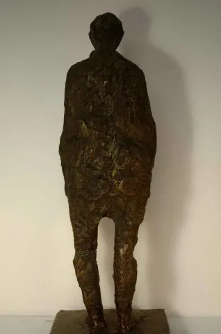 "İsimsiz" eseri CENGİZ SAVAŞ tarafından 2013 yılında 58x16x10 cm ölçülerinde Heykel tekniği ile yapılmıştır.