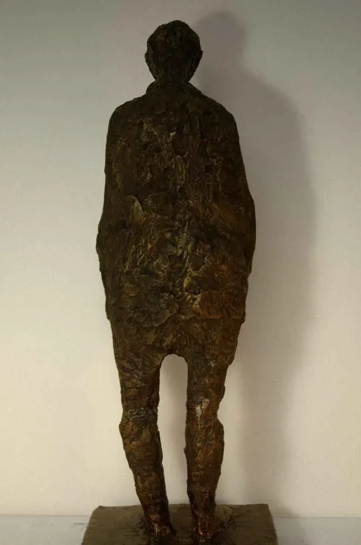 "İsimsiz" eseri CENGİZ SAVAŞ tarafından 2013 yılında 58x16x10 cm ölçülerinde Heykel tekniği ile yapılmıştır.
