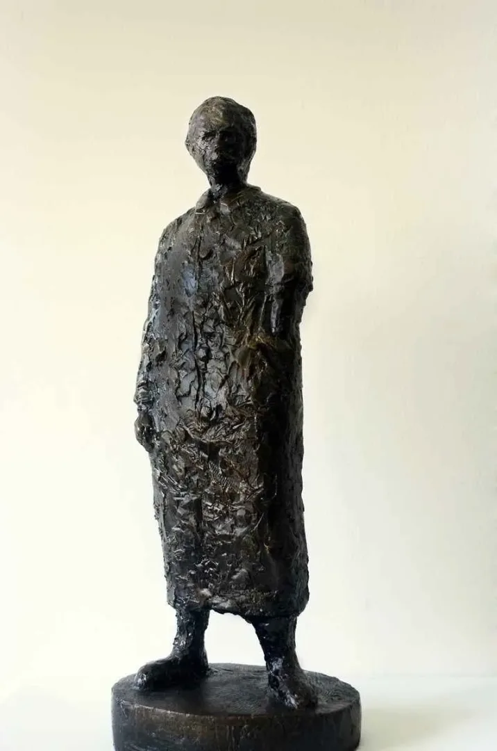 "İsimsiz" eseri CENGİZ SAVAŞ tarafından 2013 yılında 35x7x10 cm ölçülerinde Heykel tekniği ile yapılmıştır.