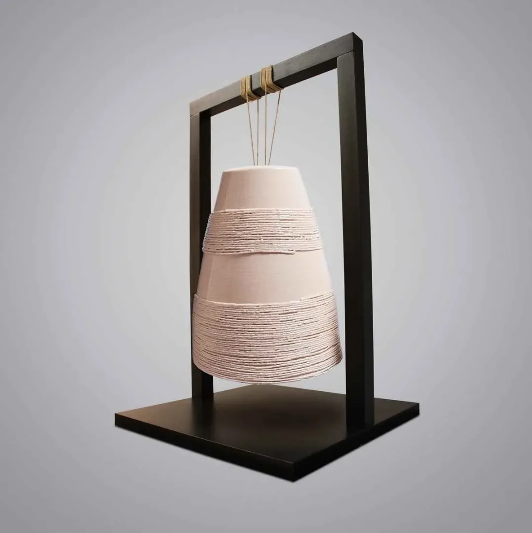 yakınlaştır "Ses Ver" eseri BETÜL DEMİR tarafından 2014 yılında 40x40x60 cm ölçülerinde Seramik tekniği ile yapılmıştır.