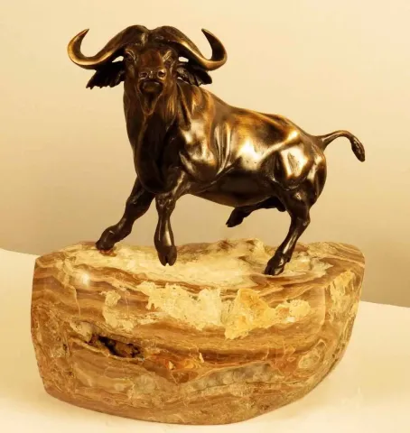 "Buffalo" eseri ALEXANDER DAVİDOV tarafından 33x21x30 cm ölçülerinde Bronz tekniği ile yapılmıştır.