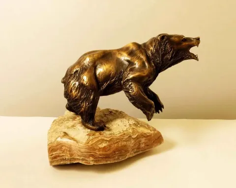 ALEXANDER DAVİDOV — “Bear” "Bear" eseri ALEXANDER DAVİDOV tarafından 28x24x30 cm ölçülerinde Bronz tekniği ile yapılmıştır.