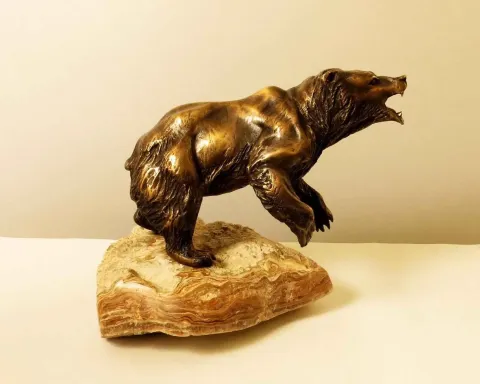 "Bear" eseri ALEXANDER DAVİDOV tarafından 28x24x30 cm ölçülerinde Bronz tekniği ile yapılmıştır.