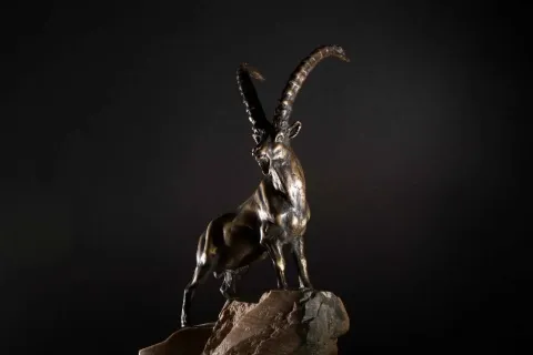 ALEXANDER DAVİDOV — “Ibex” "Ibex" eseri ALEXANDER DAVİDOV tarafından 35x12x17 cm ölçülerinde Bronz tekniği ile yapılmıştır.