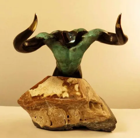 "Minotaur" eseri ALEXANDER DAVİDOV tarafından 31x31x34 cm ölçülerinde Bronz tekniği ile yapılmıştır.