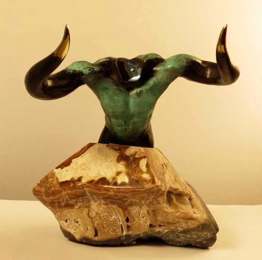 yakınlaştır "Minotaur" eseri ALEXANDER DAVİDOV tarafından 31x31x34 cm ölçülerinde Bronz tekniği ile yapılmıştır.