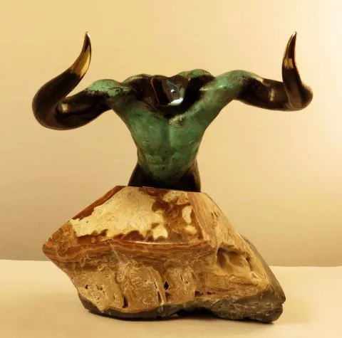 "Minotaur" eseri ALEXANDER DAVİDOV tarafından 31x31x34 cm ölçülerinde Bronz tekniği ile yapılmıştır.