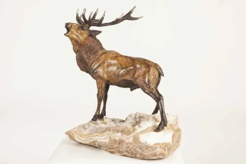 "Red Deer" eseri ALEXANDER DAVİDOV tarafından 32x25x40 cm ölçülerinde Bronz tekniği ile yapılmıştır.