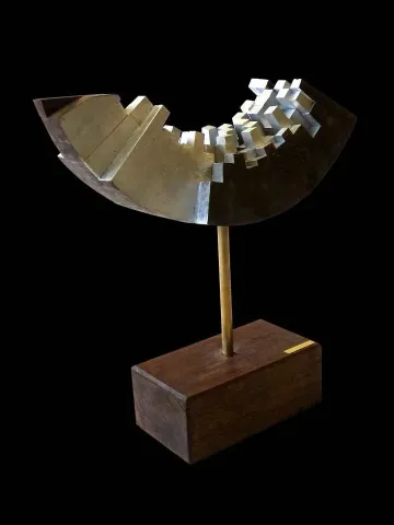 "isimsiz" eseri AZİMET KARAMAN tarafından 2014 yılında 40x41x12 cm ölçülerinde Ahşap Yontu tekniği ile yapılmıştır.