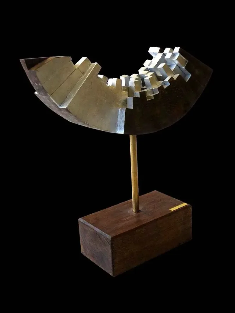yakınlaştır "isimsiz" eseri AZİMET KARAMAN tarafından 2014 yılında 40x41x12 cm ölçülerinde Ahşap Yontu tekniği ile yapılmıştır.