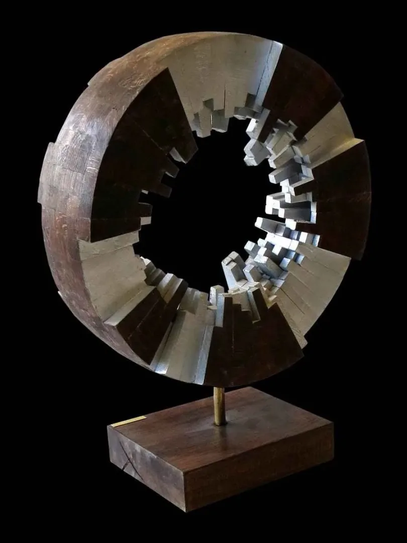 yakınlaştır "isimsiz" eseri AZİMET KARAMAN tarafından 2014 yılında 51x38x18 cm ölçülerinde Ahşap Yontu tekniği ile yapılmıştır.
