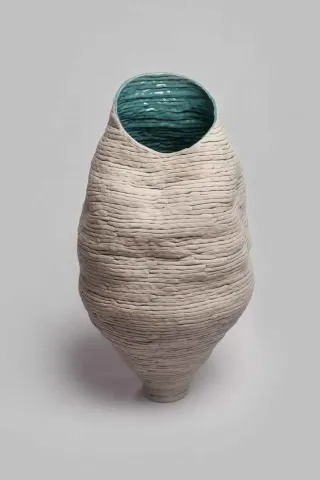 "Beni Içinde Sakla IV" eseri GÖKÇE ÖZER tarafından 2013 yılında 44x24 cm ölçülerinde Stoneware , 1200 °C tekniği ile yapılmıştır.