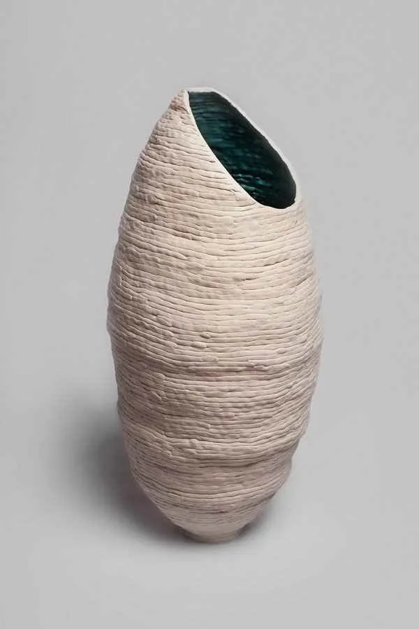 yakınlaştır "Beni Içinde Sakla V" eseri GÖKÇE ÖZER tarafından 2013 yılında 42x20x19 cm ölçülerinde Stoneware , 1200 °C tekniği ile yapılmıştır.
