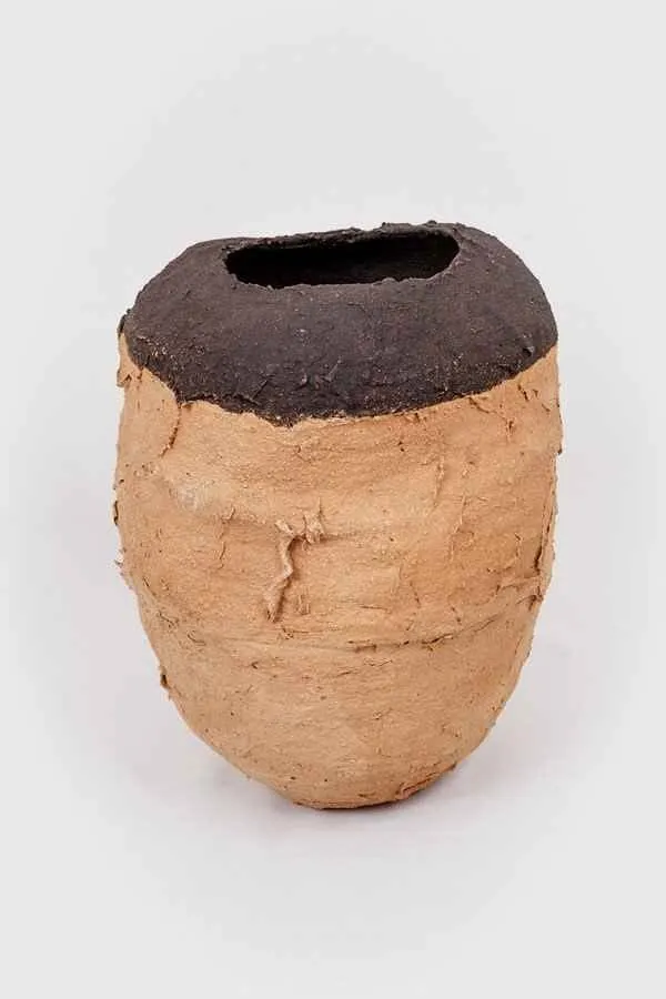 "Beni Içinde Sakla xI" eseri GÖKÇE ÖZER tarafından 2014 yılında 40x28 cm ölçülerinde Paperclay , 1200 °C tekniği ile yapılmıştır.