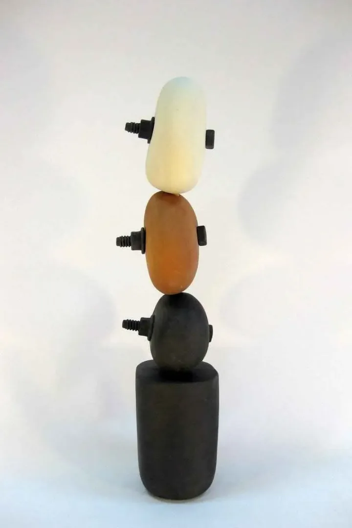 yakınlaştır "Taş üstünde Taş V" eseri BAHAR ARI DELLENBACH tarafından 2014 yılında 12x29x8 cm ölçülerinde Seramik tekniği ile yapılmıştır.