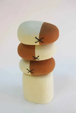 BAHAR ARI DELLENBACH — “Taş üstünde Taş VI”, 2014 "Taş üstünde Taş VI" eseri BAHAR ARI DELLENBACH tarafından 2014 yılında 29x12x8 cm ölçülerinde Seramik tekniği ile yapılmıştır.