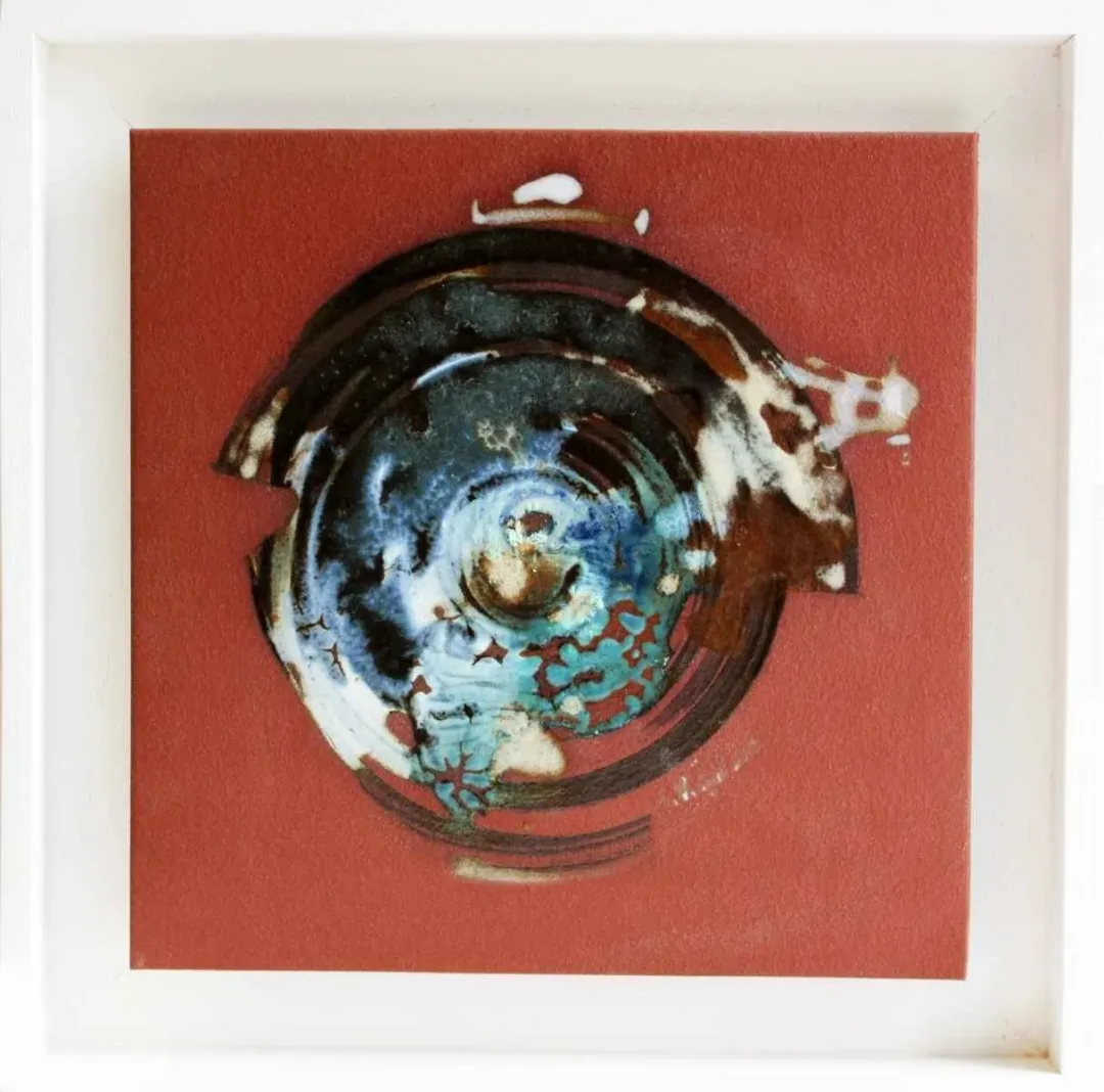 "isimsiz" eseri VEYSEL ÖZEL tarafından 2012 yılında 30x30 cm ölçülerinde Seramik tekniği ile yapılmıştır.