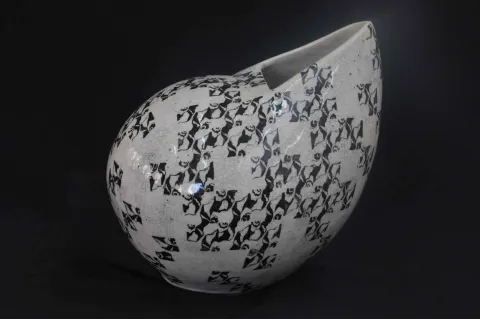 "İsimsiz" eseri SİBEL KELER tarafından 2012 yılında 32x31x25 cm ölçülerinde Seramik tekniği ile yapılmıştır.