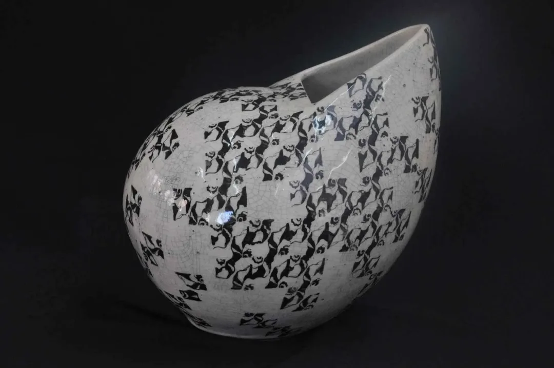 yakınlaştır "İsimsiz" eseri SİBEL KELER tarafından 2012 yılında 32x31x25 cm ölçülerinde Seramik tekniği ile yapılmıştır.