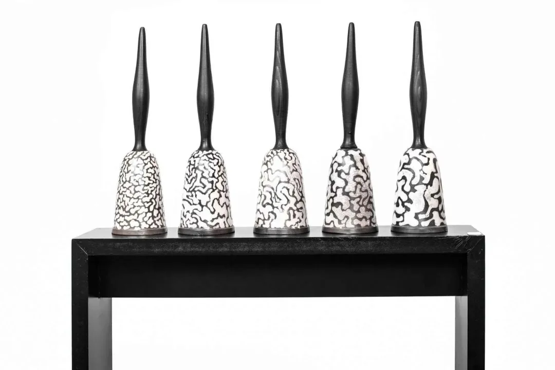 yakınlaştır "Sequence" eseri BETÜL DEMİR tarafından 2014 yılında 18x72x40 cm ölçülerinde Seramik tekniği ile yapılmıştır.