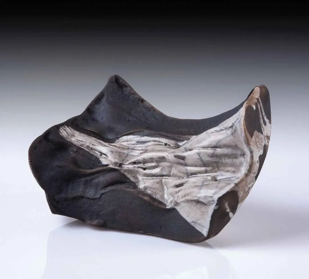 yakınlaştır "İsimsiz" eseri BURCU ÖZTÜRK KARABEY tarafından 2014 yılında 26x17x17 cm ölçülerinde Seramik tekniği ile yapılmıştır.