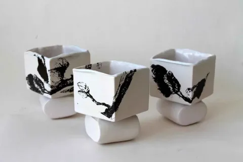 "İsimsiz (3 Parça)" eseri BURCU ÖZTÜRK KARABEY tarafından 2014 yılında 9x9x12 cm ölçülerinde Seramik tekniği ile yapılmıştır.
