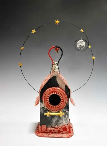 DENİZ ONUR ERMAN — “Ay Yıldızlı Kuş Evi”, 2014 "Ay Yıldızlı Kuş Evi" eseri DENİZ ONUR ERMAN tarafından 2014 yılında 45x35 cm ölçülerinde Seramik tekniği ile yapılmıştır.