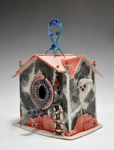 DENİZ ONUR ERMAN — “Kırmızı Çatılı Kuş Evi”, 2014 "Kırmızı Çatılı Kuş Evi" eseri DENİZ ONUR ERMAN tarafından 2014 yılında 45x35 cm ölçülerinde Seramik tekniği ile yapılmıştır.