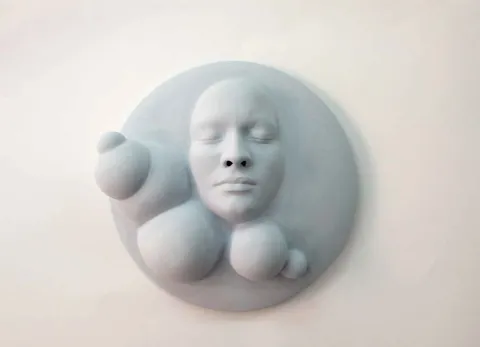 "isimsiz" eseri ESER ŞENSILAY tarafından 2014 yılında 32cm Ø, 9cm ↑ ölçülerinde Seramik tekniği ile yapılmıştır.