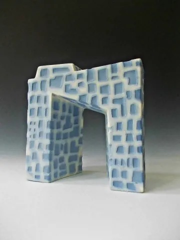 "Geçit" eseri FEYZA ÖZGÜNDOĞDU tarafından 2014 yılında 23x23x10 cm ölçülerinde Seramik tekniği ile yapılmıştır.