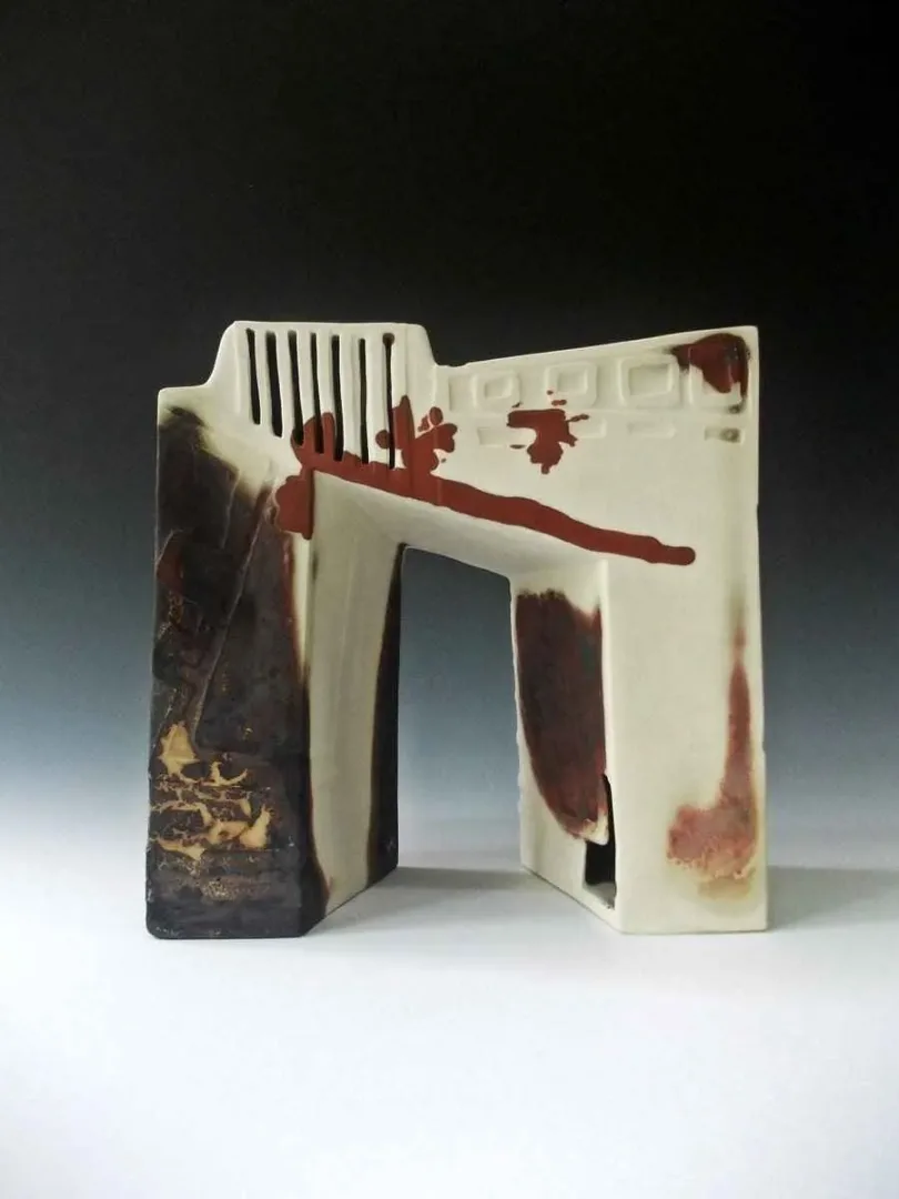 yakınlaştır "İsimsiz" eseri FEYZA ÖZGÜNDOĞDU tarafından 2010 yılında 23x23x10 cm ölçülerinde Seramik tekniği ile yapılmıştır.
