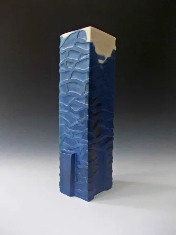 "Karadeniz" eseri FEYZA ÖZGÜNDOĞDU tarafından 2010 yılında 39x13x10 cm ölçülerinde Seramik tekniği ile yapılmıştır.