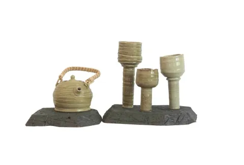 "Çaydalık ve Kupalar" eseri HASAN İN tarafından 2013 yılında 9x11,18x7,11x6,15x7 cm ölçülerinde Seramik tekniği ile yapılmıştır.