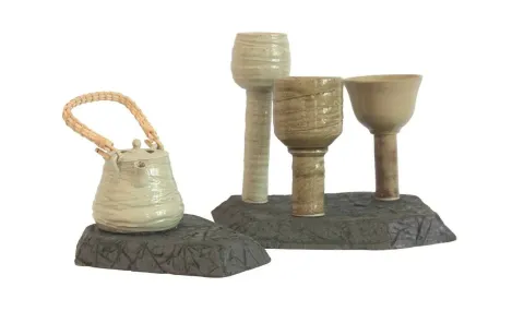 "Çaydalık ve Kupalar" eseri HASAN İN tarafından 2013 yılında 9x9,19x7,15x8,14x10 cm ölçülerinde Seramik tekniği ile yapılmıştır.