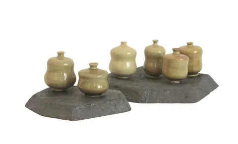 "Şişeler" eseri HASAN İN tarafından 2013 yılında 7x6,8x7,9x7,10x5,8x7,8x6 cm ölçülerinde Seramik tekniği ile yapılmıştır.