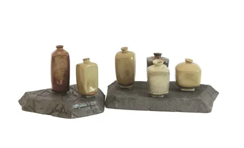 "Şişeler" eseri HASAN İN tarafından 2013 yılında 8x5,9x6,11x5,10x5,9x5,8x7 cm ölçülerinde Seramik tekniği ile yapılmıştır.