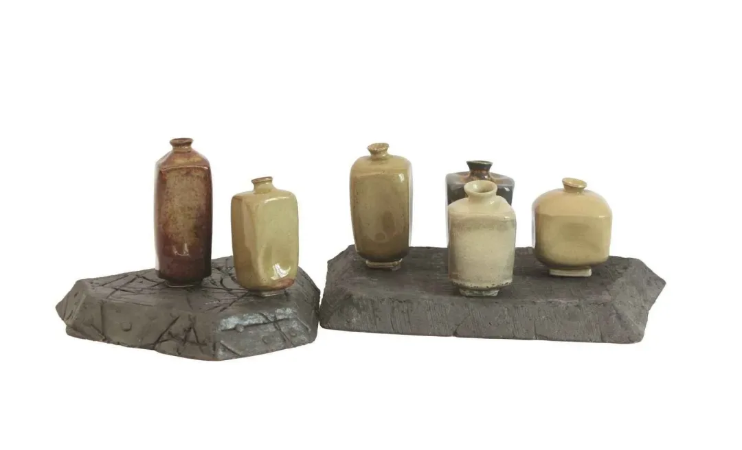 yakınlaştır "Şişeler" eseri HASAN İN tarafından 2013 yılında 8x5,9x6,11x5,10x5,9x5,8x7 cm ölçülerinde Seramik tekniği ile yapılmıştır.
