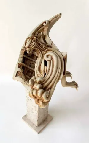 "Simurg 6" eseri KAMURAN AK tarafından 22x22x42 cm ölçülerinde Seramik tekniği ile yapılmıştır.