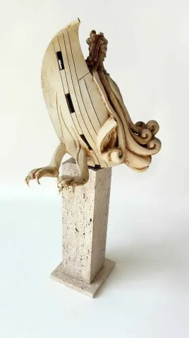 KAMURAN AK — “Simurg 7” "Simurg 7" eseri KAMURAN AK tarafından 20x19x49 cm ölçülerinde Seramik tekniği ile yapılmıştır.