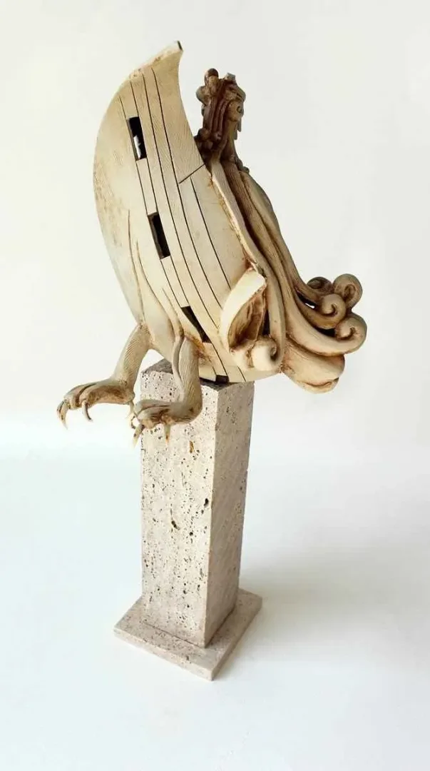 yakınlaştır "Simurg 7" eseri KAMURAN AK tarafından 20x19x49 cm ölçülerinde Seramik tekniği ile yapılmıştır.