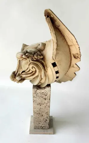 KAMURAN AK — “Simurg 8” "Simurg 8" eseri KAMURAN AK tarafından 23x17x46 cm ölçülerinde Seramik tekniği ile yapılmıştır.