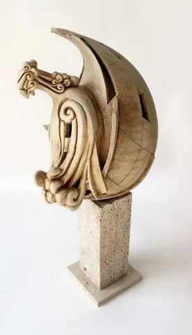 KAMURAN AK — “Simurg 9” "Simurg 9" eseri KAMURAN AK tarafından 20x23x42 cm ölçülerinde Seramik tekniği ile yapılmıştır.