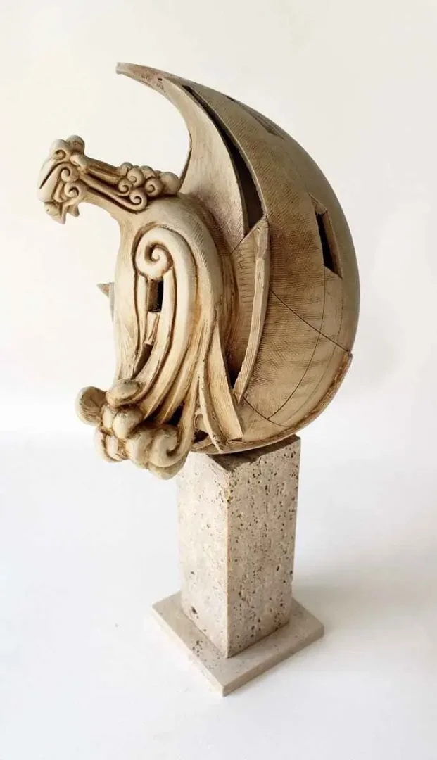"Simurg 9" eseri KAMURAN AK tarafından 20x23x42 cm ölçülerinde Seramik tekniği ile yapılmıştır.