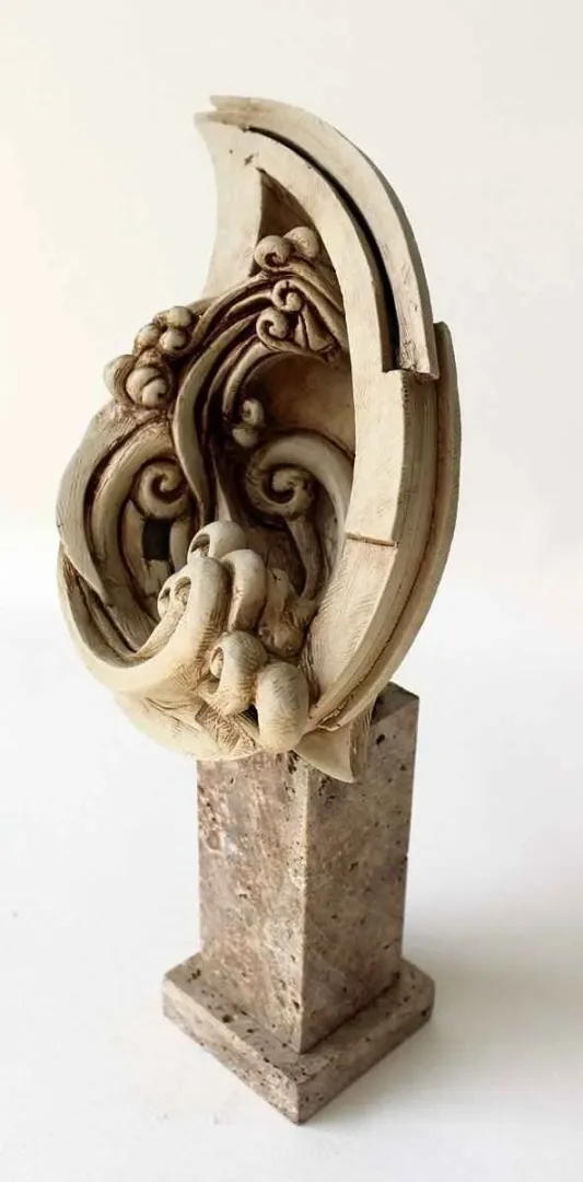 "Simurg 10" eseri KAMURAN AK tarafından 16x13x30 cm ölçülerinde Seramik tekniği ile yapılmıştır.