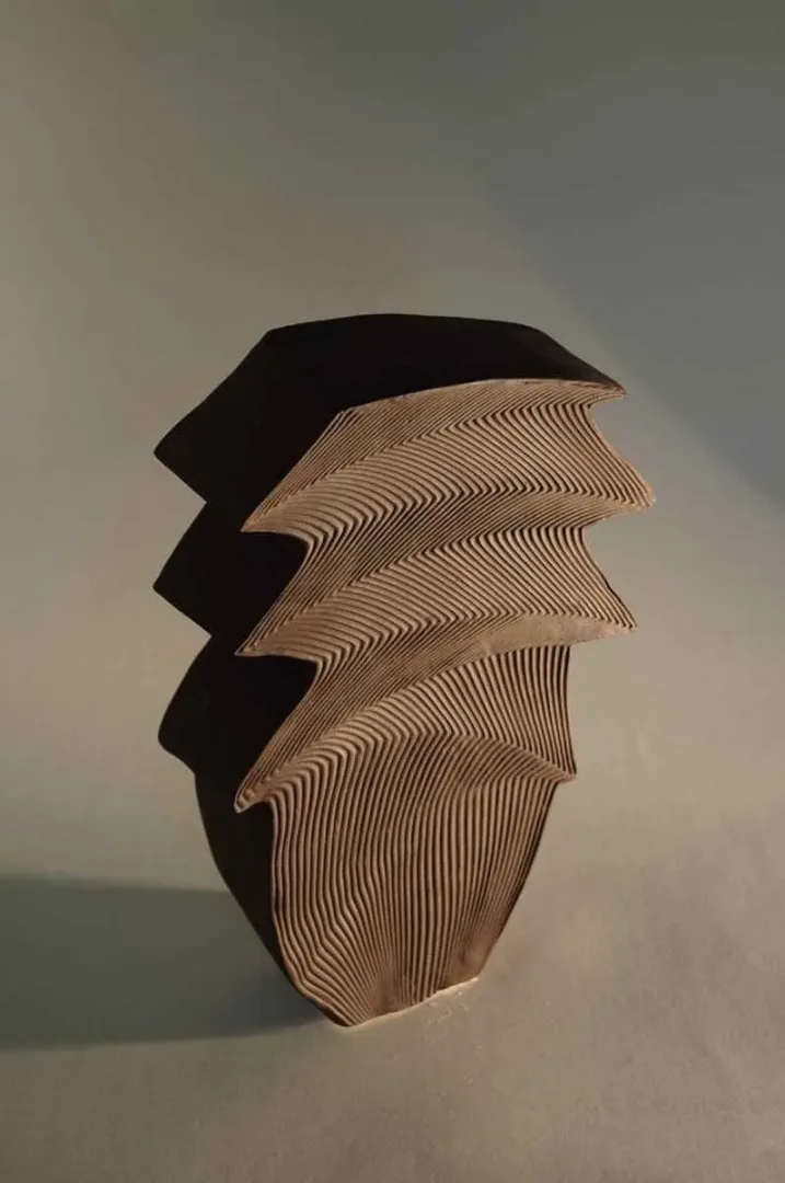 "isimsiz" eseri OYA AŞAN YÜKSEL tarafından 35x8x15 cm ölçülerinde Seramik tekniği ile yapılmıştır.
