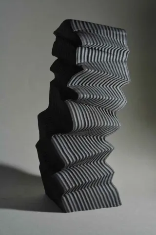 "isimsiz" eseri OYA AŞAN YÜKSEL tarafından 2014 yılında 35x10x10 cm ölçülerinde Seramik tekniği ile yapılmıştır.