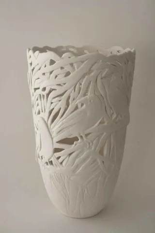 "Birkaç Ağaç Meselesi" eseri OYA UZUNER tarafından 2014 yılında 30x40 cm ölçülerinde Seramik tekniği ile yapılmıştır.
