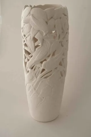"Birkaç Ağaç Meselesi" eseri OYA UZUNER tarafından 2014 yılında 30x50 cm ölçülerinde Seramik tekniği ile yapılmıştır.