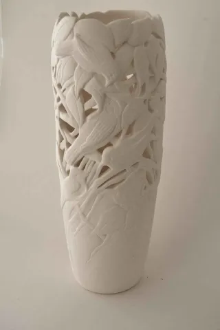 "Birkaç Ağaç Meselesi" eseri OYA UZUNER tarafından 2014 yılında 30x50 cm ölçülerinde Seramik tekniği ile yapılmıştır.
