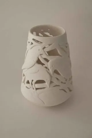 OYA UZUNER — “Birkaç Ağaç Meselesi”, 2014 "Birkaç Ağaç Meselesi" eseri OYA UZUNER tarafından 2014 yılında 25x30 cm ölçülerinde Seramik tekniği ile yapılmıştır.